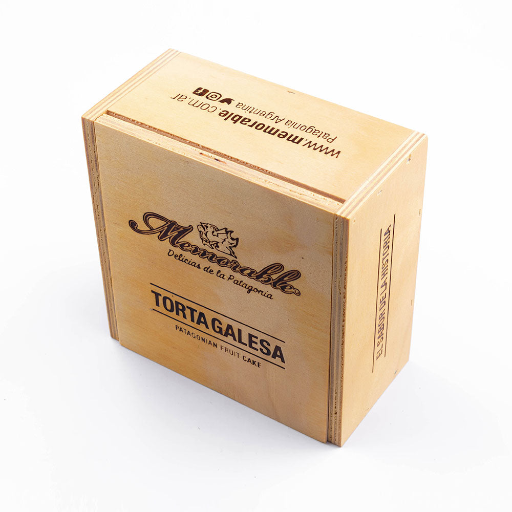 Patagonian Fruit Cake (Torta Galesa) - 500 gramos en Caja de Madera Cuadrada